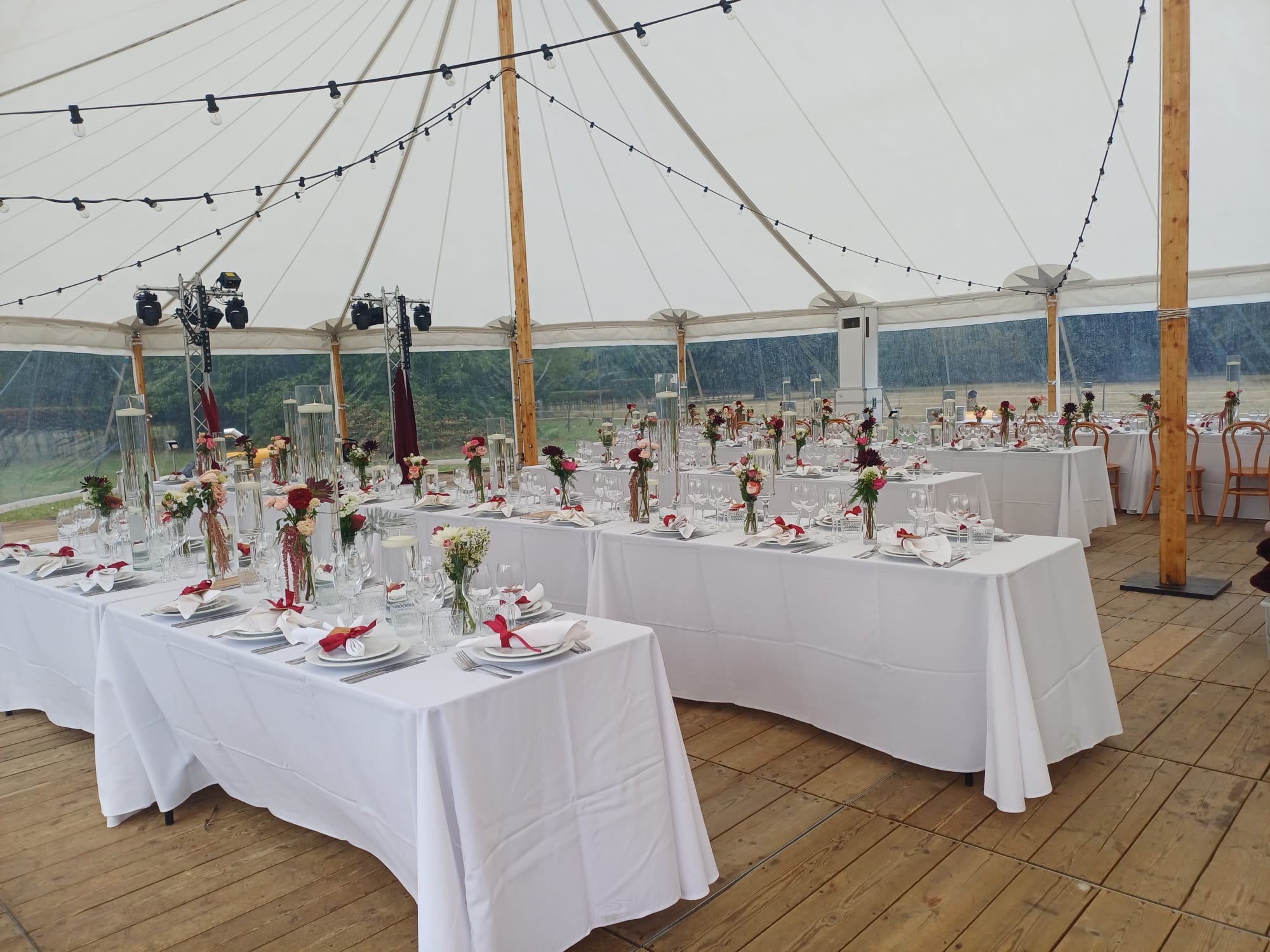 De mooi gedekte tafels in de feesttent